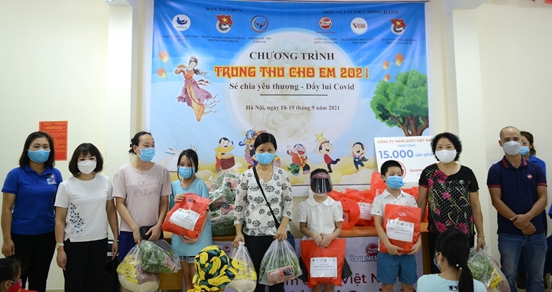 Các phần quà được trao đến với các gia đình khó khăn và các em thiếu nhi tại Hà Nội.