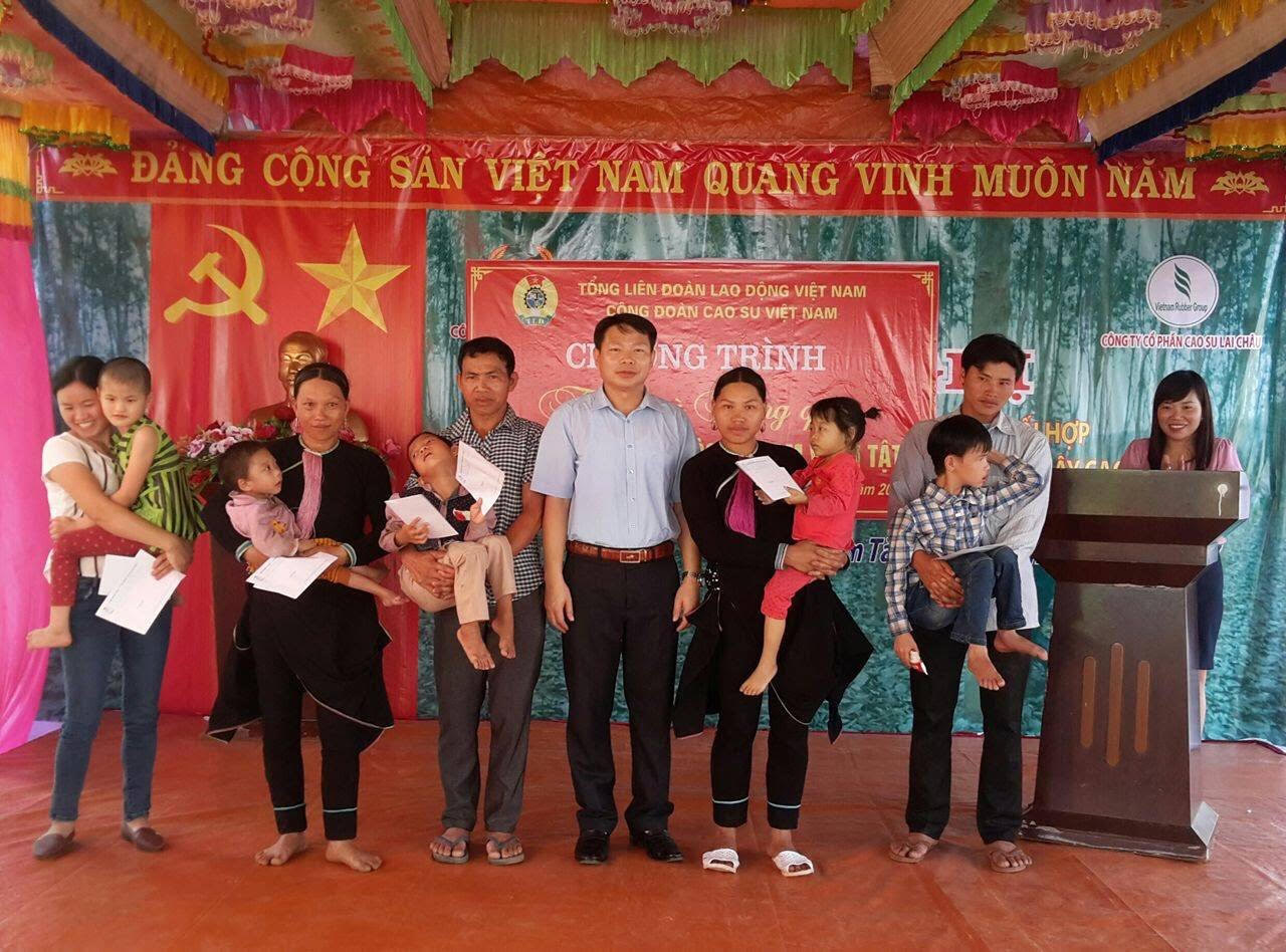 Anh Lò Văn Thương - Phó Bí thư Đảng bộ, Phó TGĐ, Chủ tịch Công đoàn Cao su Lai Châu rao quà cho trẻ em khuyết tật là con em NLĐ công ty.