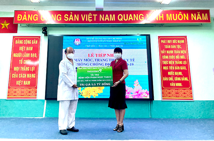Đại diện lãnh đạo Vietcombank Nam Sài Gòn trao tặng Bệnh viện Phạm Ngọc Thạch khoản tài trợ 5,5 tỷ đồn