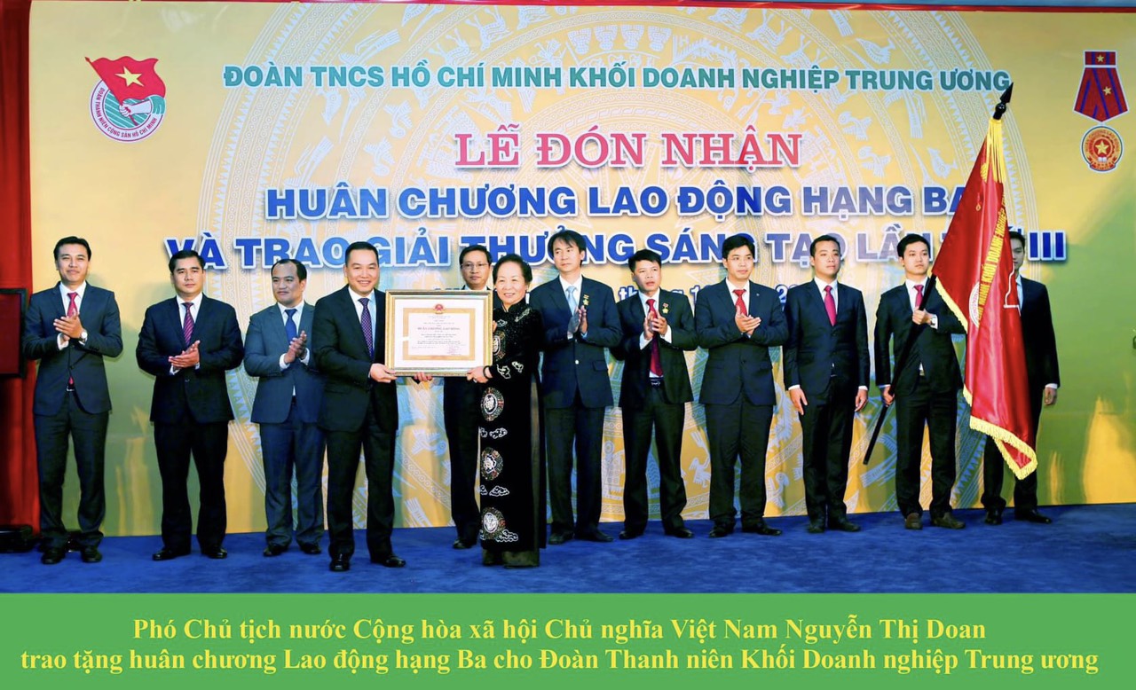 Phó Chủ tịch nước Nguyễn Thị Doan trao tặng Huân chương Lao động hạng Ba cho Đoàn Thanh niên Khối Doanh nghiệp Trung ương (năm 2014).