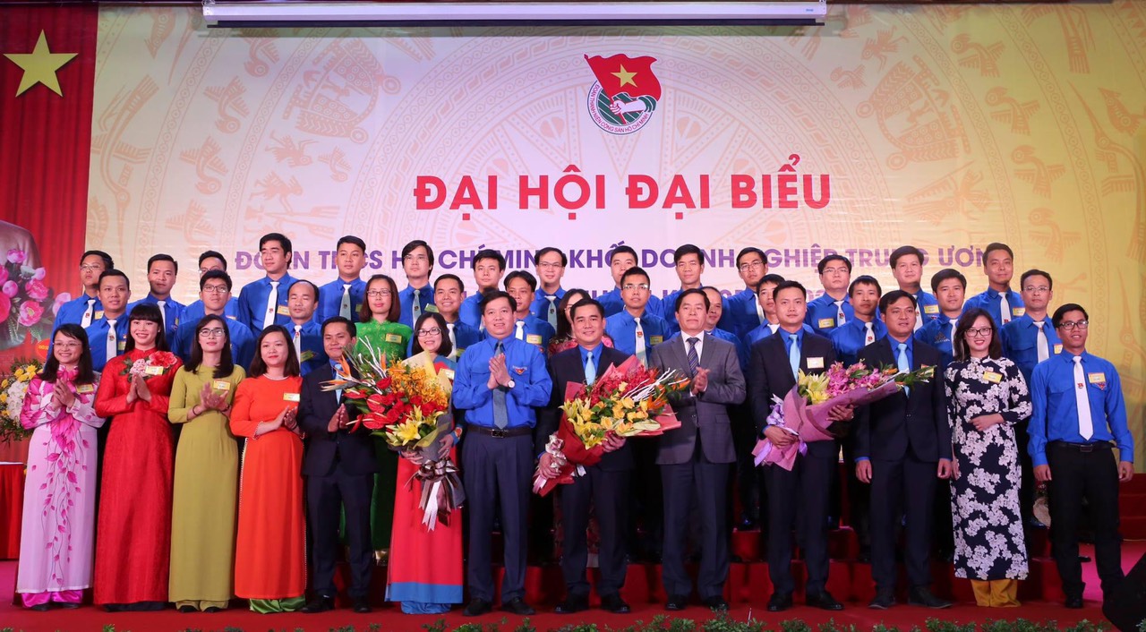 Đồng chí Nguyễn Long Hải, Bí thư TW Đoàn và đồng chí Phạm Viết Thanh, Bí thư Đảng ủy Khối DNTW tặng hoa chúc mừng BCH Đoàn Khối DNTW khóa III tại Đại hội (năm 2017).