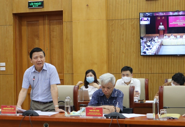 Nguyên Phó Trưởng Ban Tổ chức Trung ương Nguyễn Ngọc Lâm tham gia ý kiến về xây dựng các đề án tại Hội thảo.