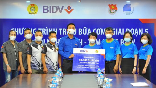 Đại diện BIDV đã trao biển tượng trưng 18.000 suất cơm tới Ban Tổ chức chương trình.