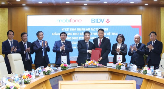 Đại diện lãnh đạo BIDV  và MobiFone ký kết Thỏa thuận hợp tác toàn diện giai đoạn 2021-2026.