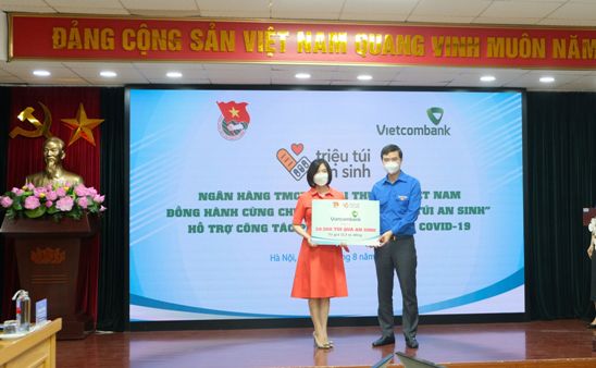 Phó Tổng giám đốc Vietcombank Phùng Nguyễn Hải Yến trao biển tượng trưng tặng 50.000 túi quà an sinh trị giá 12,5 tỷ đồng cho đại diện Trung ương Đoàn TNCS Hồ Chí Minh.