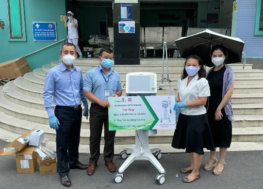 Vietcombank Tân Định trao tặng máy thở cho bệnh viện Nguyễn Tri Phương, góp phần trong công tác điều trị, phòng, chống dịch COVID-19.