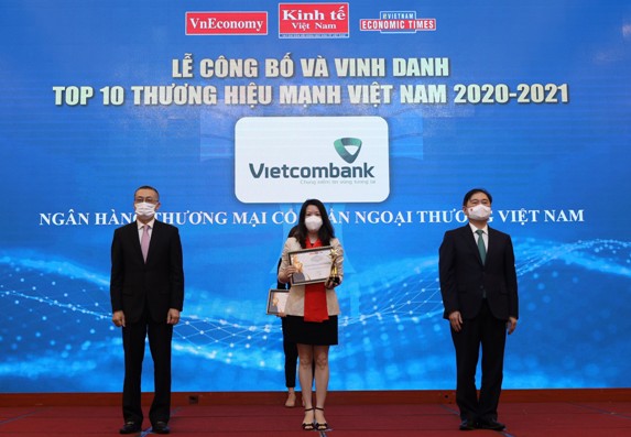 Đại diện Vietcombank (ở giữa) nhận giải thưởng Top 10 Thương hiệu mạnh Việt Nam năm 2020 - 2021.
