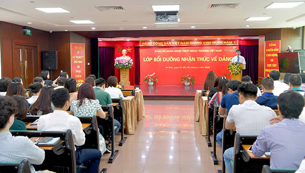 Đ/c Hồng Quang - Ủy viên BTV, thành viên HĐQT kiêm Giám đốc Khối Nhân sự phát biểu tại lớp bồi dưỡng nhận thức về Đảng.