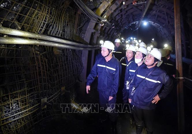 Phó Thủ tướng Chính phủ Lê Văn Thành kiểm tra sản xuất hầm lò của Công ty Than Núi Béo. 