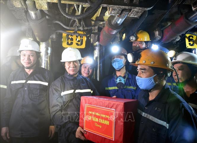 Phó Thủ tướng Chính phủ Lê Văn Thành tặng quà cho công nhân than tại hầm lò của Công ty than Núi Béo.