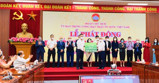 Đại diện Ban Lãnh đạo Vietcombank trao ủng hộ 40 tỷ đồng tại Lễ phát động cao điểm quyên góp ủng hộ phòng chống dịch COVID-19 do Ủy ban MTTQ Việt Nam phát động.