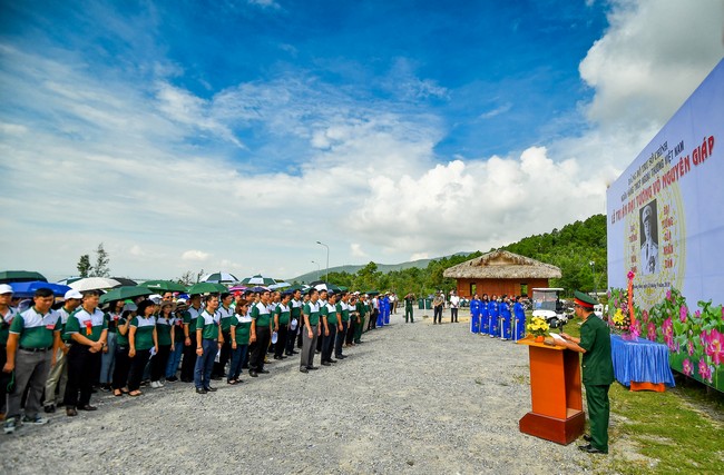 Đoàn đại biểu Đảng bộ TSC Vietcombank thực hiện nghi thức tri ân và dâng hương viếng Đại tướng Võ Nguyên Giáp năm 2018.