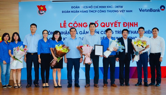 Đ/c Nguyễn Tấn Đạt (đứng thứ 5 từ phải sang) đại diện Phòng Giao dịch An Phú  nhận Quyết định công nhận công trình thanh niên cấp Đoàn Khối DNTW.