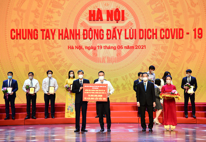 Đại diện VietinBank trao biển biểu trưng ủng hộ 10 tỷ đồng và 420.000 liều vắc-xin cho TP. Hà Nội.