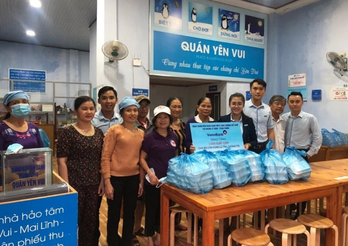 Đoàn Thanh niên VietinBank tặng quà hỗ trợ người dân miền Trung ảnh hưởng bởi lũ lụt.