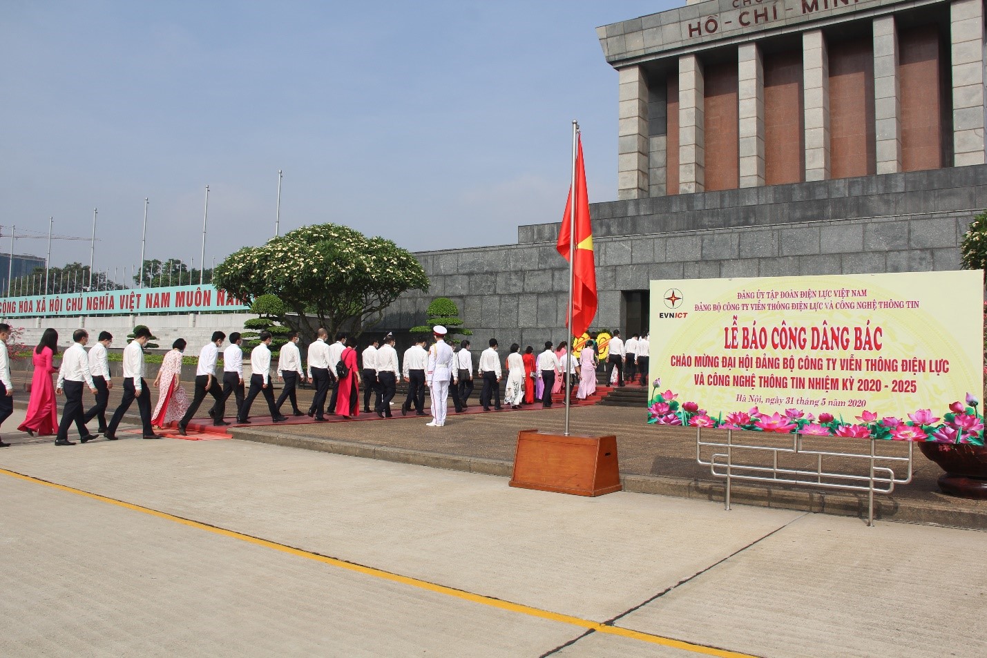Đại biểu tham dự Đại hội Đảng bộ EVNICT vào lăng viếng Chủ tịch Hồ Chí Minh (tháng 5/2020).