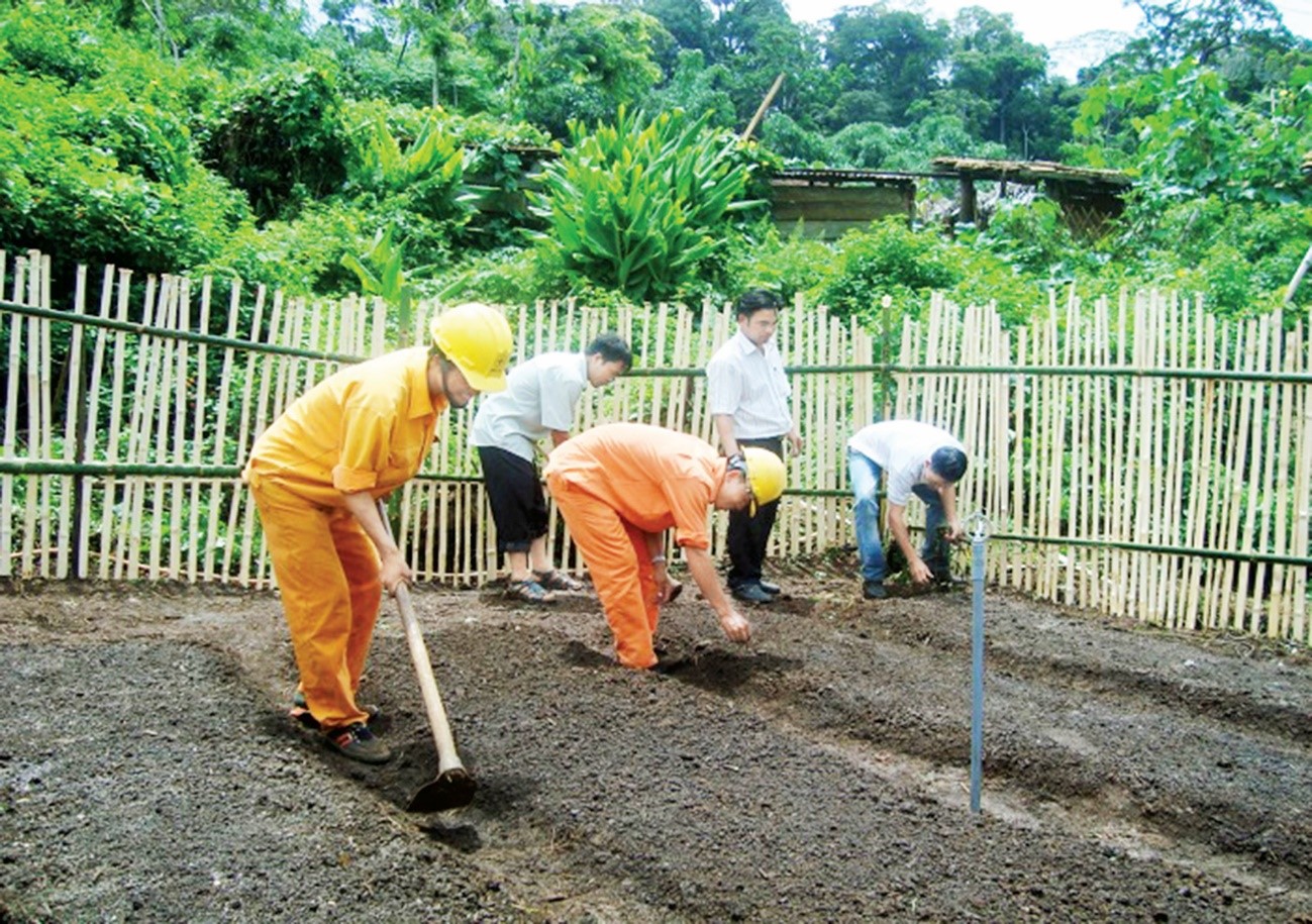 Đảng viên Nguyễn Văn Thao cùng anh em công nhân Điện lực Kbang hướng dẫn bà con làng Kon Lốc 2 (xã Đak Rong) thực hiện chương trình “Vườn rau sạch” (hình ảnh trước khi dịch covd -19 bùng phát tại Gia Lai).