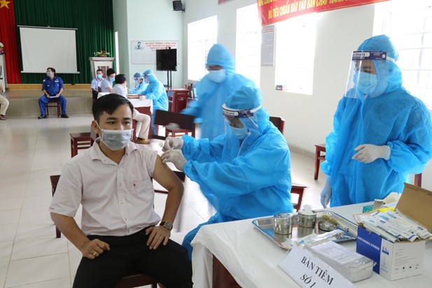 CBCNV tiêm vắc xin tại Trung tâm y tế thị xã Duyên Hải.