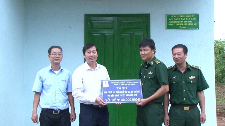 Công ty Điện lực Đắk Nông trao kinh phí xây dựng nhà ở cho cán bộ chiến sĩ Đồn biên phòng 759