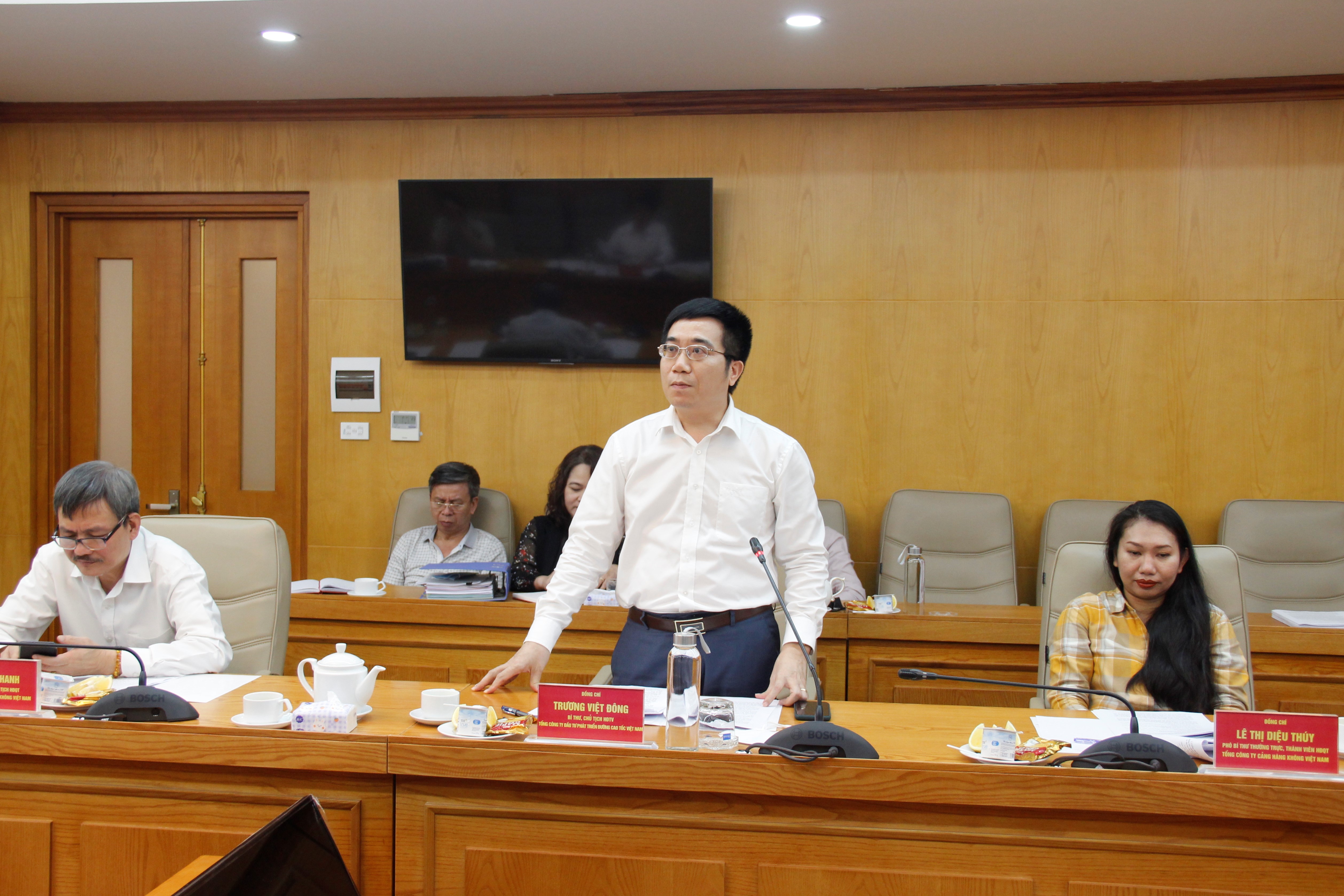 Đồng chí Trương Việt Đông, Bí thư Đảng ủy, Chủ tịch HĐTV, Tổng công ty Đầu tư phát triển đường cao tốc Việt Nam báo cáo tại buổi làm việc.