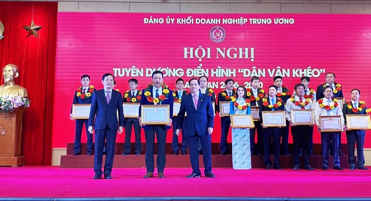 Đảng bộ Công ty Giấy Tissue Sông Đuống vinh dự nhận Bằng khen của Đảng ủy Khối DNTW có thành tích trong công tác Dân vận khéo, giai đoạn 2016 – 2020.