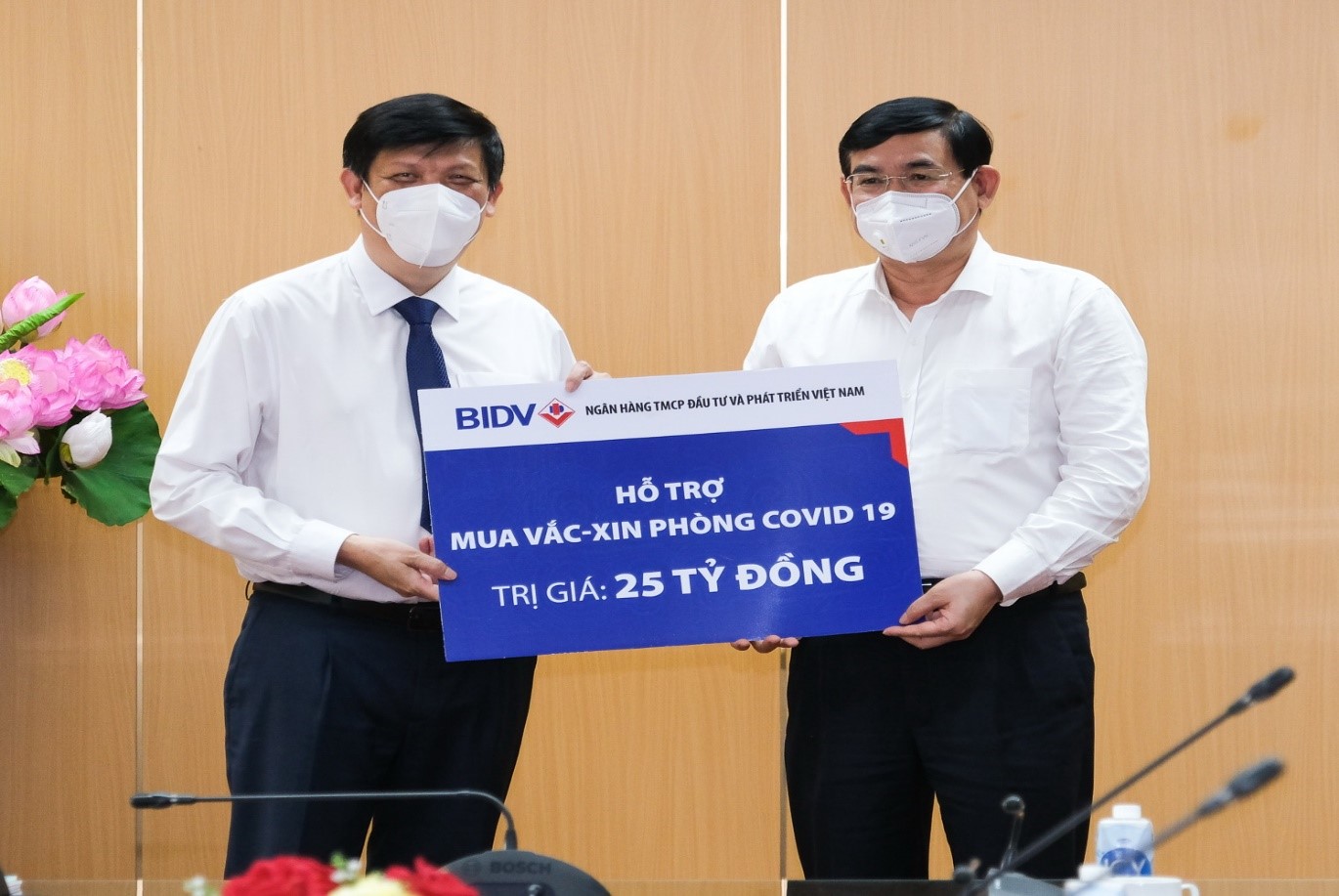 Chủ tịch Hội đồng quản trị BIDV Phan Đức Tú trao biển hỗ trợ mua vắc – Xin Phòng chống Covid – 19