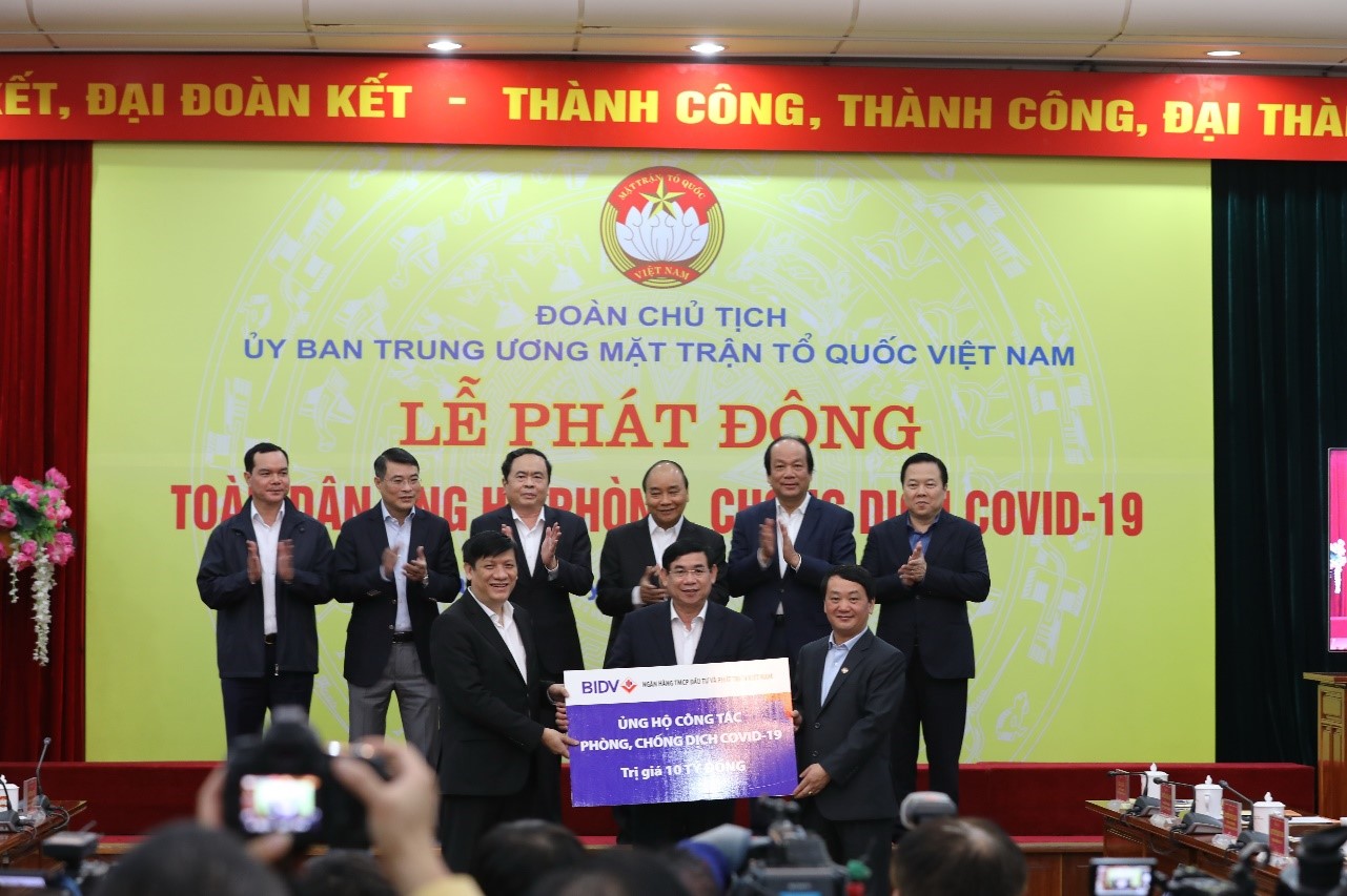 Ngân hàng TMCP Đầu tư và Phát triển Việt Nam trao ủng hộ Quỹ phòng chống Covid-19 do Ủy ban Trung ương Mặt trận Tổ quốc Việt Nam phát động.