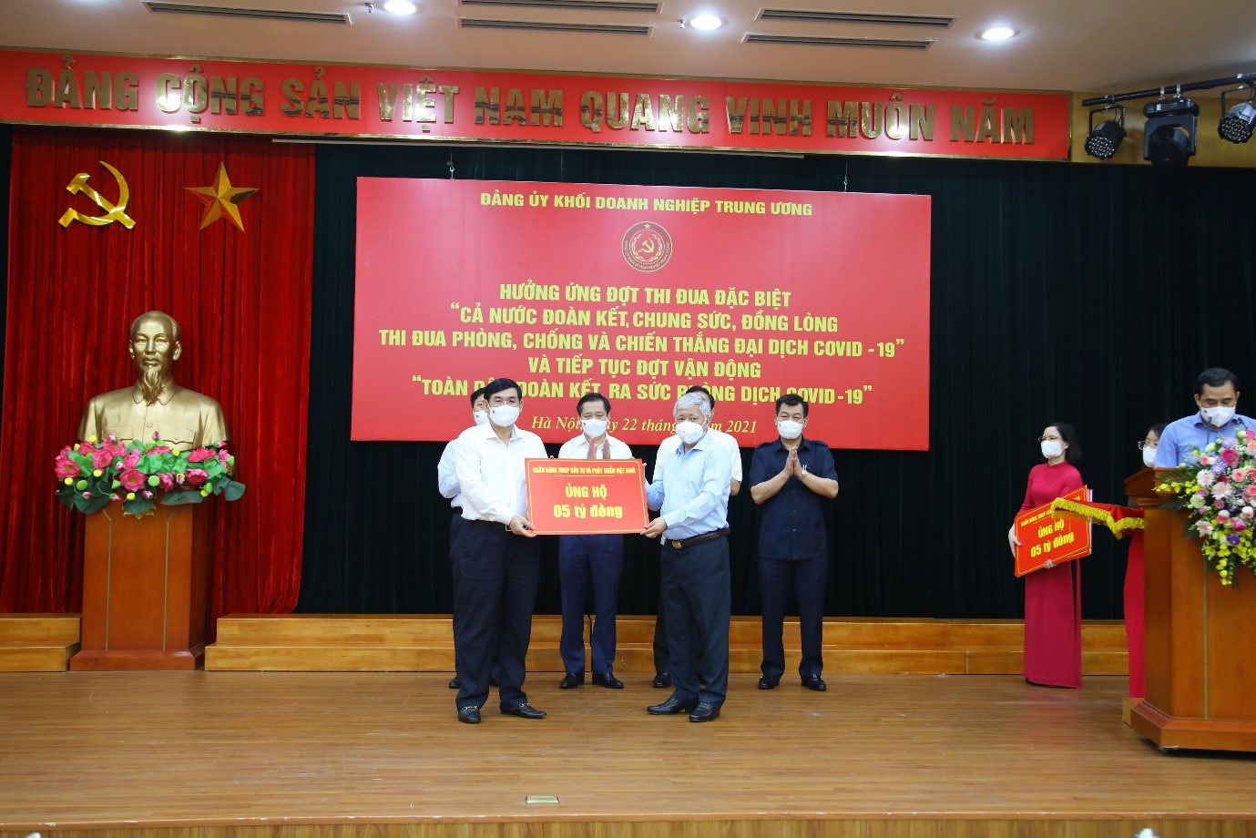 Ngân hàng TMCP Đầu tư và Phát triển Việt Nam trao ủng hộ công tác phòng chống dịch Covid-19 do Đảng ủy Khối Doanh nghiệp Trung ương phát động.