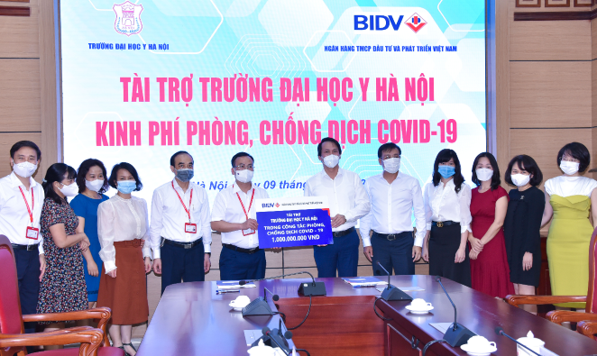 Ngân hàng TMCP Đầu tư và Phát triển Việt Nam tài trợ Bệnh viện Đại học Y Hà Nội phòng chống dịch Covid-19.