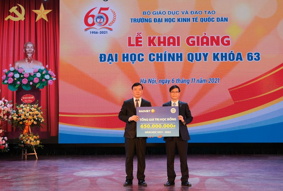 Đại diện lãnh đạo Tập đoàn Bảo Việt trao quà hỗ trợ cho Trường Đại học Kinh tế quốc dân.