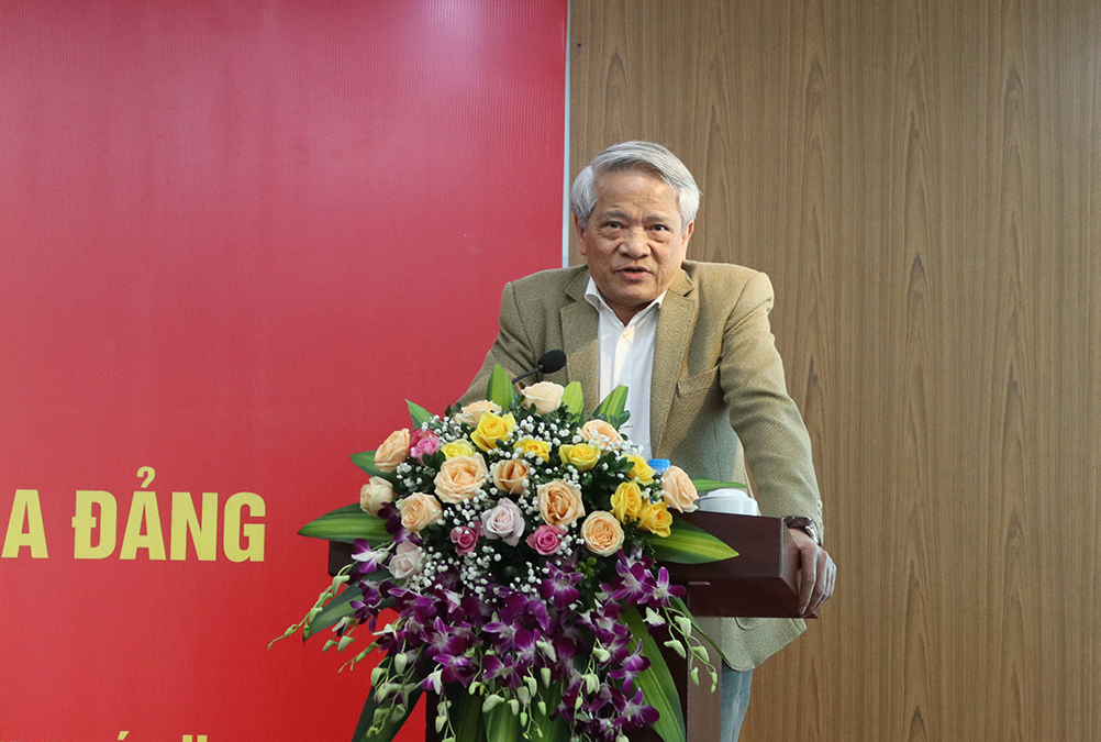 đồng chí Bùi Đình Phong, Phó Giáo sư - Tiến sĩ, Giảng viên cao cấp Học viện Chính trị Quốc gia Hồ Chí Minh trình bày Chuyên đề toàn khoá nhiệm kỳ Đại hội XIII của Đảng.