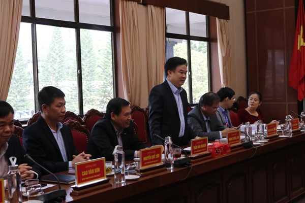 đồng chí Hoàng Quốc Lâm, Ủy viên BCH Đảng bộ Khối, Bí thư Đảng ủy, Chủ tịch HĐTV Tổng công ty Giấy báo cáo tại buổi làm việc.