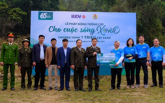 Đại diện Ban lãnh đạo BIDV trao tặng 2.000 cây xanh cho Vườn Quốc gia Ba Vì.