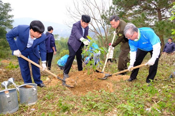 Đại diện lãnh đạo BIDV cùng lãnh đạo xã Khánh Thượng, Vườn Quốc gia Ba Vì trồng những cây xanh đầu tiên.