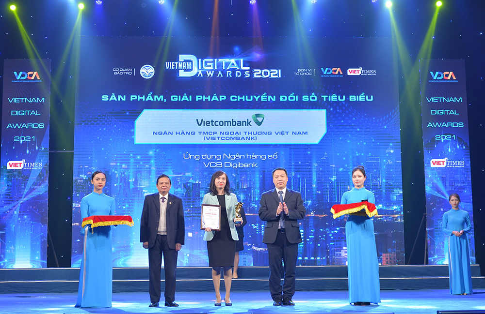 Đại diện Vietcombank nhận giải thưởng Sản phẩm, giải pháp Chuyển đổi số tiêu biểu dành cho Ứng dụng Ngân hàng số VCB Digibank.