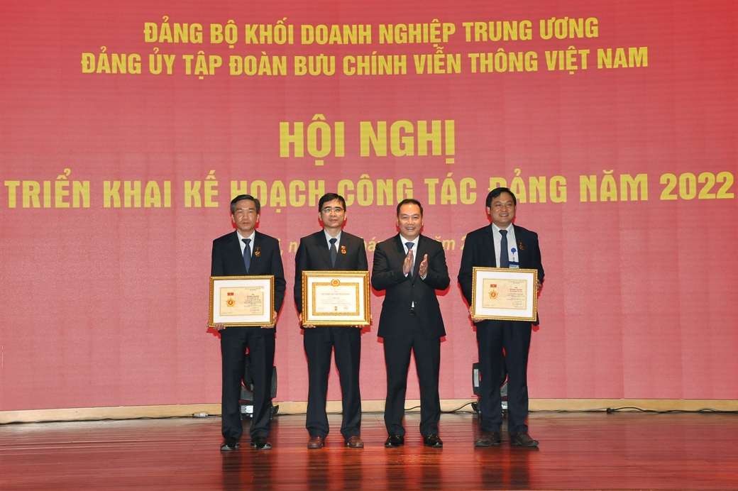 Phó Bí thư Đảng ủy Khối Doanh nghiệp Trung ương trao Huy hiệu 30 năm tuổi Đảng cho đảng viên.