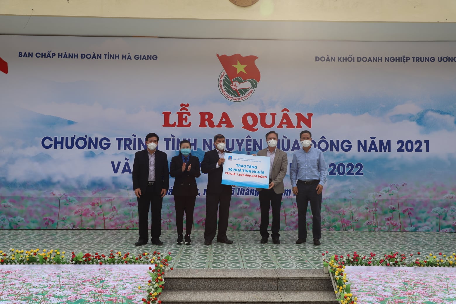 Tập đoàn Dầu khí Quốc gia Việt Nam trao biển hỗ trợ xây dựng 30 nhà nhân ái - nhà tình nghĩa trị giá 1 tỷ 800 triệu đồng.