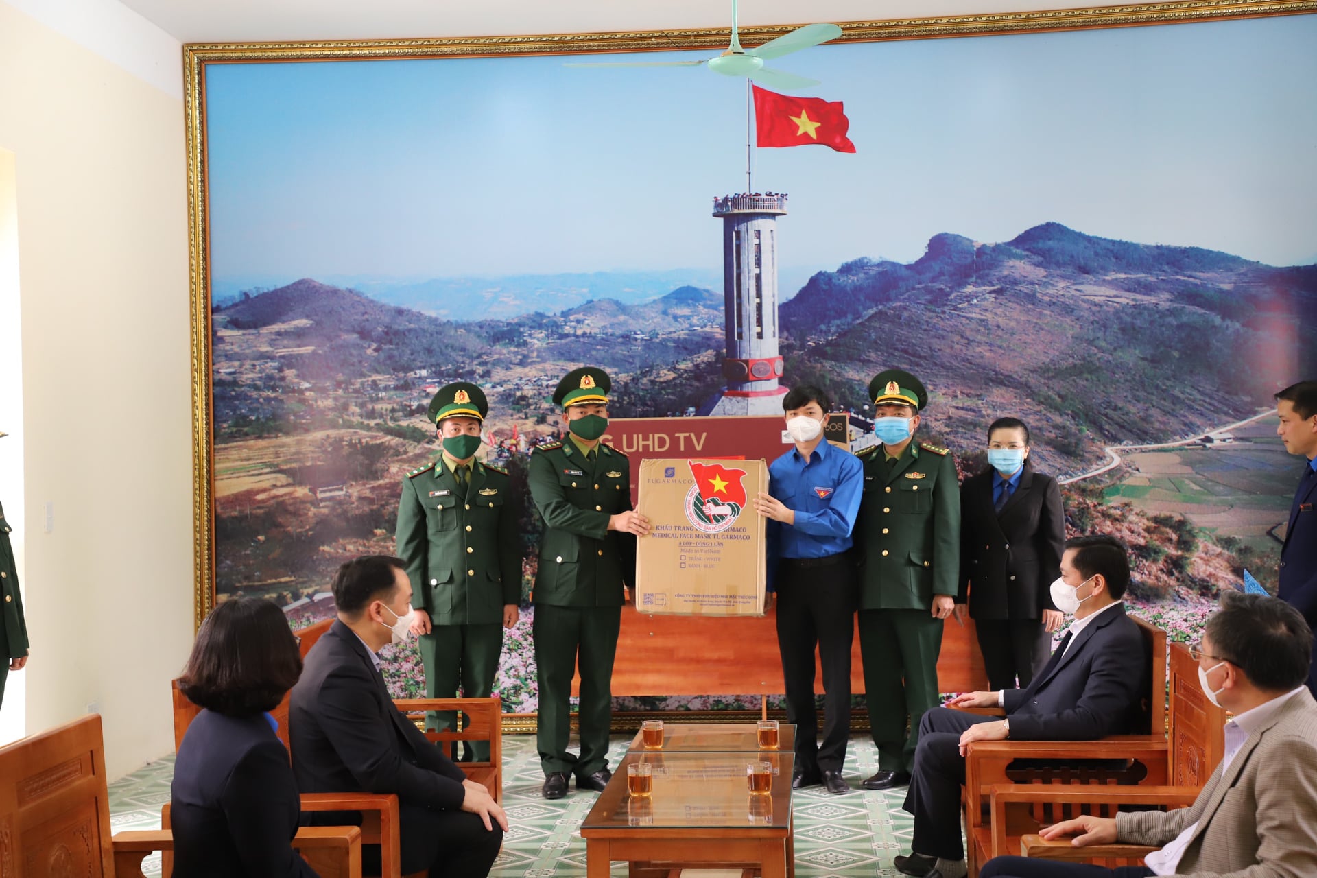 Đồng chí Nguyễn Minh Triết, Bí thư BCH Trung ương Đoàn và đoàn công tác thăm, tặng quà Đại đội Cơ động bộ đội Biên phòng tại xã Thanh Thuỷ, huyện Vị Xuyên.