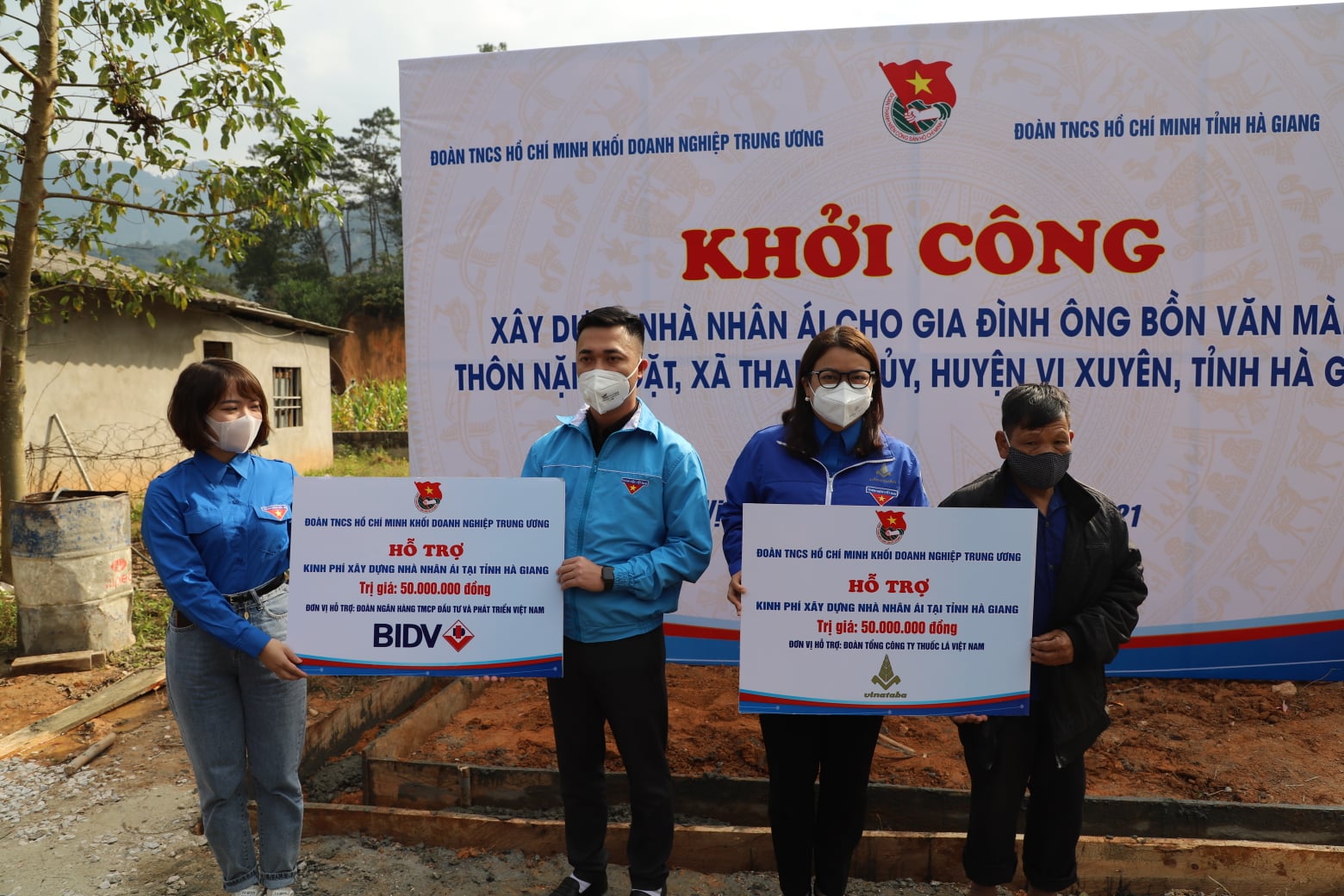 Đại diện các đơn vị hỗ trợ: Đoàn BIDV và Đoàn TCT Thuốc lá Việt Nam - Đoàn Khối DNTW trao tặng biển hỗ trợ kinh phí xây dựng nhà nhân ái cho Gia đình Ông Bồn Văn Mành và 01 gia đình hộ khó khăn tại tỉnh.