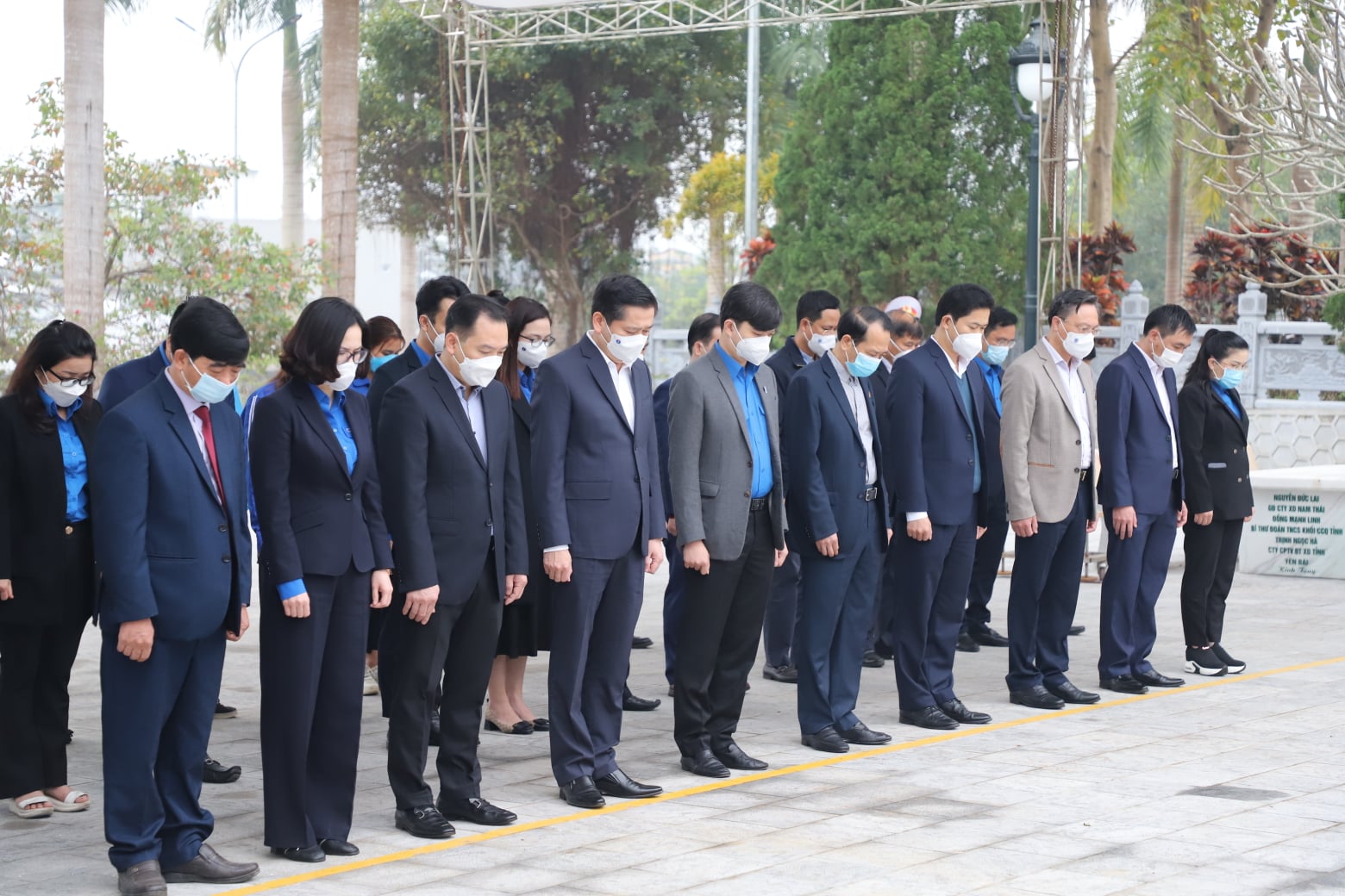 Trong khuôn khổ Chương trình, đoàn công tác đến dâng hương tại Nghĩa trang liệt sỹ Quốc gia Vị Xuyên, tỉnh Hà Giang