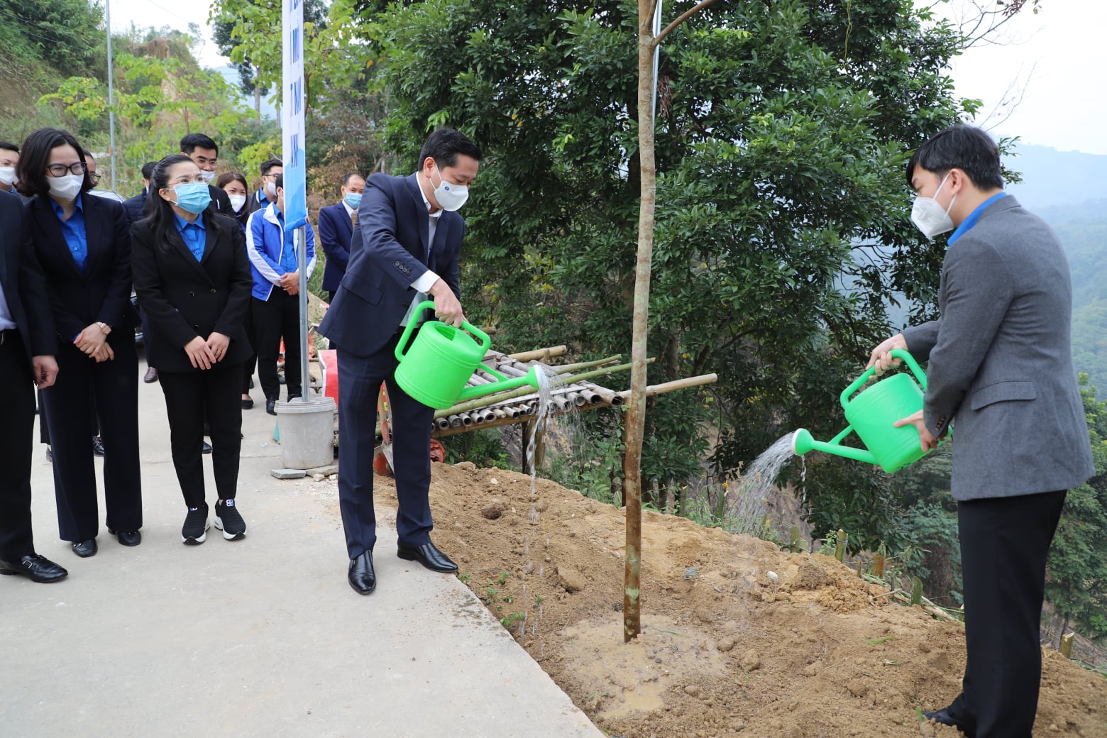Đoàn công tác trồng cây lưu niệm tại chân Đài hương 468.