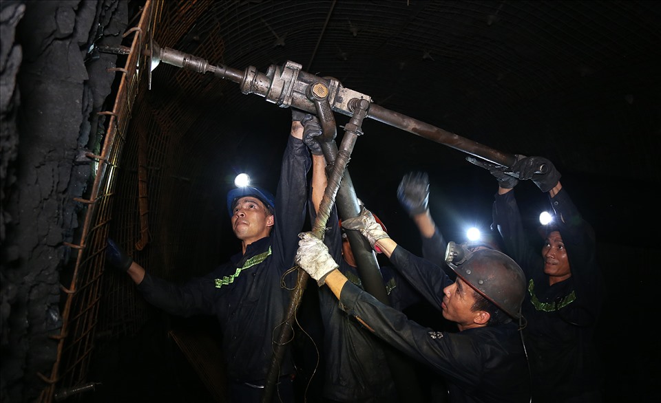 Công nhân khoan siết neo chống giữ hầm mỏ.