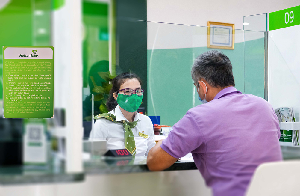 Tại các điểm giao dịch trực tiếp với khách hàng, Vietcombank tuân thủ quy tắc 5K của Bộ Y tế và dán hướng dẫn về các biện pháp phòng chống dịch.