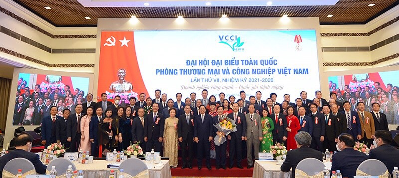 Thủ tướng Phạm Minh Chính tặng hoa chúc mừng BCH Khoá VII.