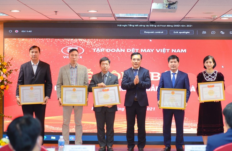 Chủ tịch HĐTV SCIC Nguyễn Chí Thành trao thưởng cho các tập thể, cá nhân tiêu biểu.