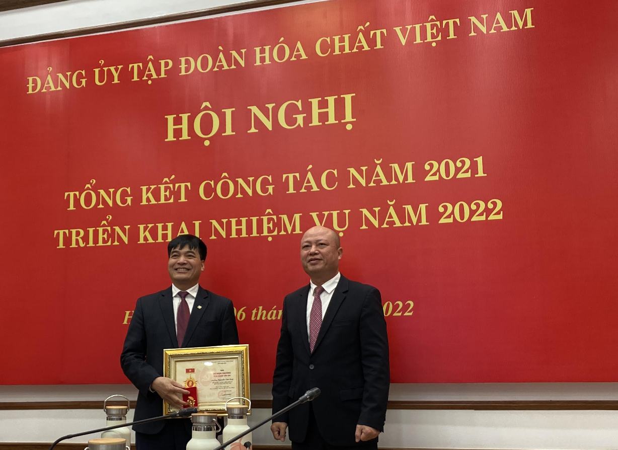 Đảng ủy Tập đoàn đã công bố các quyết định tặng Kỷ niệm chương Vì sự nghiệp Dân vận cho đồng chí Nguyễn Văn Quý, Phó Bí thư thường trực Đảng ủy Tập đoàn.