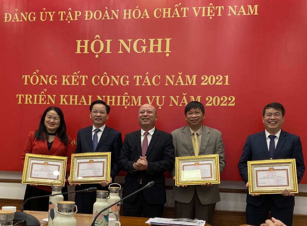Đồng chí Nguyễn Phú Cường, Bí thư Đảng ủy, Chủ tịch HĐTV Tập đoàn Vinachem trao tặng Giấy khen của Đảng ủy Tập đoàn cho các tập thể, cá nhân có thành tích xuất sắc.