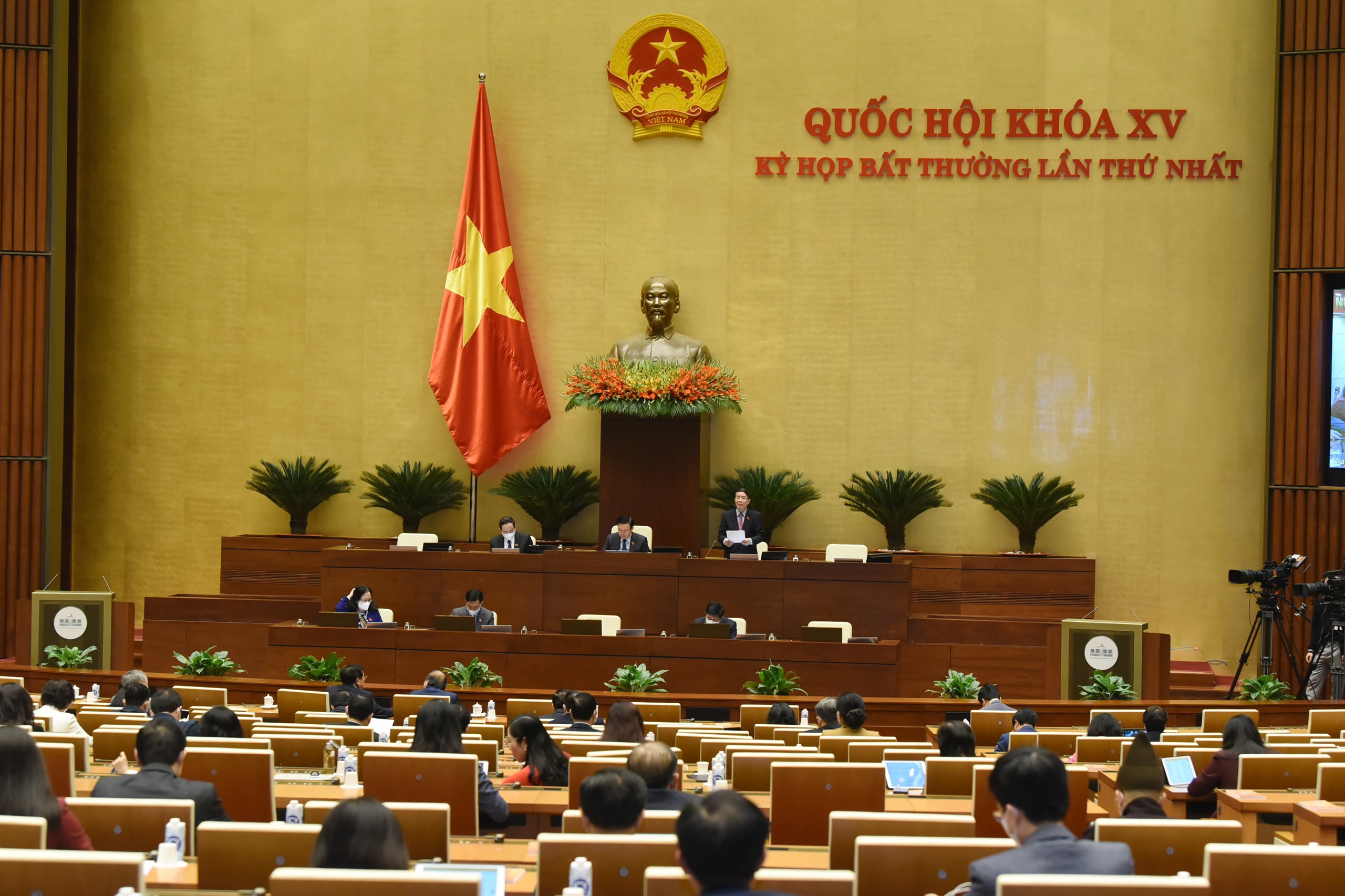 Phó Chủ tịch Quốc hội Nguyễn Đức Hải điều hành thảo luận về Chương trình phục hồi và phát triển KT-XH, sáng 7/1.