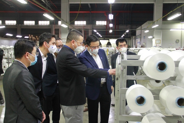 Tổng Giám đốc Petrovietnam Lê Mạnh Hùng kiểm tra chất lượng sản phẩm tại Nhà máy.