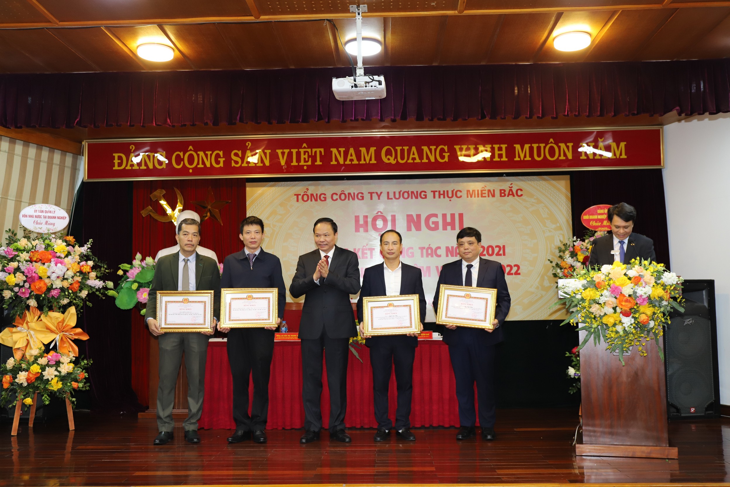 Đồng chí Lê Văn Châu, Phó Bí thư Đảng ủy Khối Doanh nghiệp Trung ương trao tặng Bằng khen của Đảng ủy Khối cho các tập thể, cá nhân ‘‘Hoàn thành xuất sắc nhiệm vụ” 5 năm liền (2017-2021).